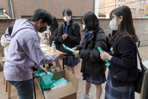 참가한 학생회 청소년들을 대상으로 출입 명부와 손 소독제, 마스크를 배부하는 모습