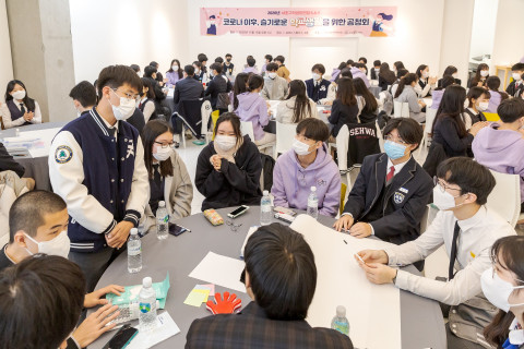 마스크를 착용하고 토의를 하는 학생회 청소년들