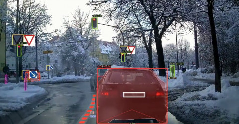 스트라드비젼이 개발한 자율주행 소프트웨어 에스브이넷(SVNet)으로 거리 위 차선, 신호등·표지판, 물체, 주행가능 공간 등을 감지하고 인식해 판별하는 모습