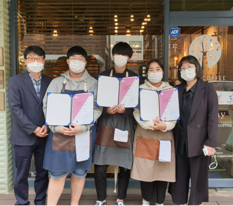 송파희망세상지역아동센터 학생들이 이정훈 센터장(왼쪽 첫 번째)과 신내인 사회복지사(오른쪽 첫 번째)와 함께 SCA 국제 바리스타 자격증을 취득하고 기념 촬영을 하고 있다