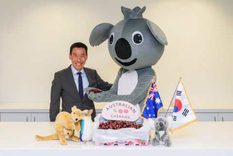 제임스 최 주한 호주대사가 호주 본토 체리와 포즈를 취하고 있다 (사진 제공=주한호주대사관)