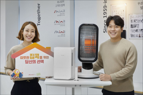 신일의 이마트 트레이더스 겨울가전 로드쇼를 홍보하기 위해 모델들이 왼쪽부터 하이브리드 가습기와 초절전 에코히터 등을 시연하고 있다. 코로나19 확산 방지를 위해 촬영은 신일전자 사