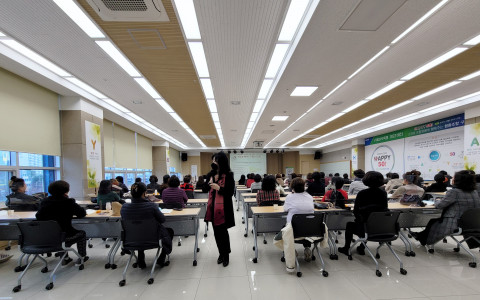 중년 여성의 건강관리와 아로마요법 특강을 진행하는 국제아로마테라피임상연구센터 최승완 대표