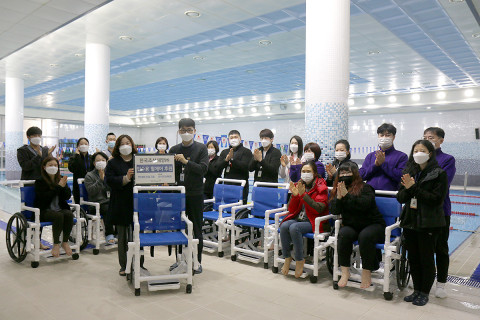 한국조선해양이 성남시 한마음복지관에 장애인 입수용 휠체어를 전달하고 기념촬영을 하고 있다