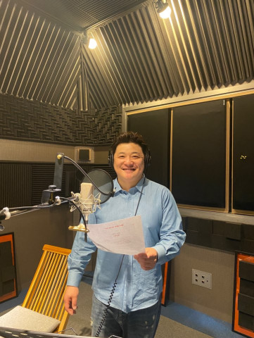 방송인 윤정수가 국제구호개발 NGO 월드쉐어와 목소리 재능기부로 나눔을 실천했다