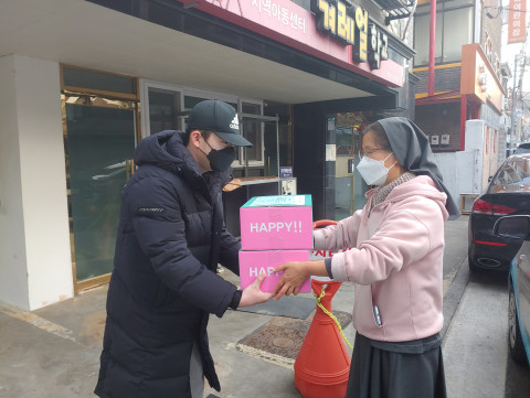 선물 전달 - 지역사회