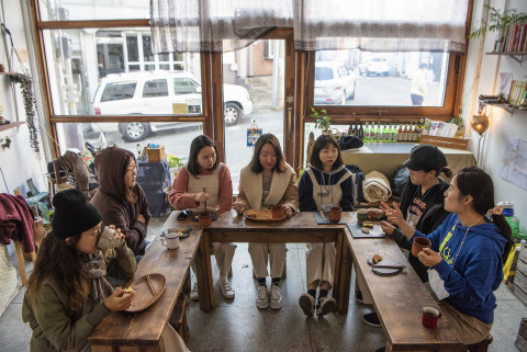 주간 괜찮아마을은 참여자들이 마을 주민 식당에서 함께 아침을 먹고 있다