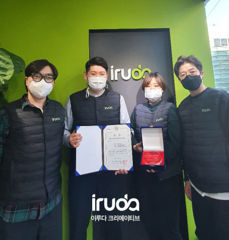 왼쪽부터 이루다크리에이티브 박동휘 디자인팀장, 신기원 부대표, 김윤주 주임, 박승일 팀장