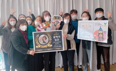 호매실장애인종합복지관 직원들이 대상 수상 후 기념 촬영을 하고 있다