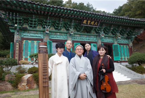 2020년 산사예술제에서 주지 묘경스님과 참여 예술인들이 기념 촬영을 하고 있다