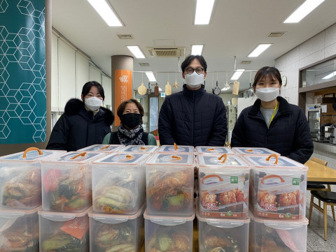 시립강동청소년센터 가족봉사단 위드나누미가 지역 어르신들을 위한 김장봉사를 비대면으로 진행하고 김치를 관내 어르신 기관에 전달했다
