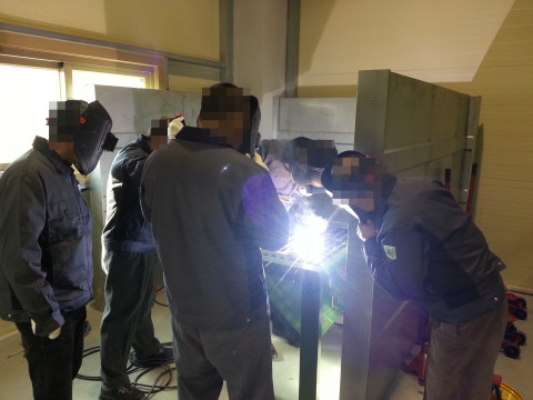 출소자들이 용접 직업 교육을 받고 있다