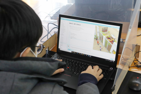 씨엠에스에듀가 유니티와 공식 파트너십을 통해 개발한 코드얼라이브를 출시했다