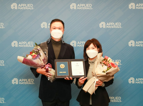 왼쪽부터 어플라이드 머티어리얼즈 코리아 김형준 부사장과 초록우산어린이재단 김창연 경기지역본부장이 기념촬영을 하고 있다