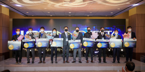 대한민국 ICT 대상 수상자들이 단체 기념 촬영을 하고 있다