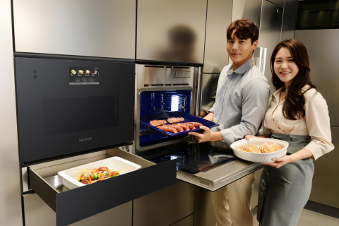 LG전자가 시그니처 키친 스위트 스팀오븐과 광파오븐을 출시했다
