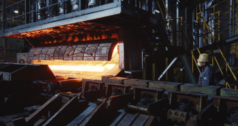 SCR설비가 도입된 동국제강 신평공장 가열로에서 빌릿(billet)이 압연라인에 투입되고 있다