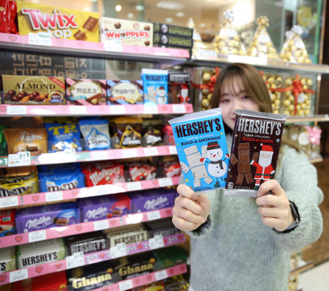 GS25가 허쉬와 협업해 단독 출시한 한정판 크리스마스 초콜릿 2종