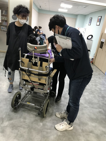 센터 담당자가 지원사업 현장평가를 하고 있다