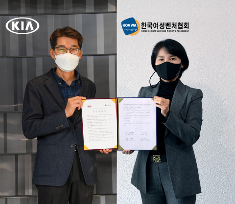 왼쪽부터 기아자동차 국내사업본부장 권혁호 부사장, 한국여성벤처협회 박미경 회장이 비대면 업무협약식을 진행하고 기념촬영을 하고 있다