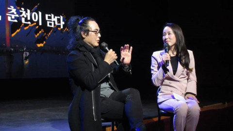 공연현장에서 작품해설하는 남상민 작가와 손영주 아나운서