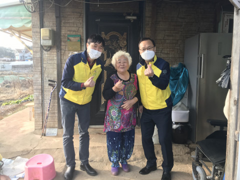 한전KPS 영흥사업처 한마음봉사단이 독거노인 가정에 보일러 교체 및 난방비를 지원하는 온기 봉사활동을 진행했다