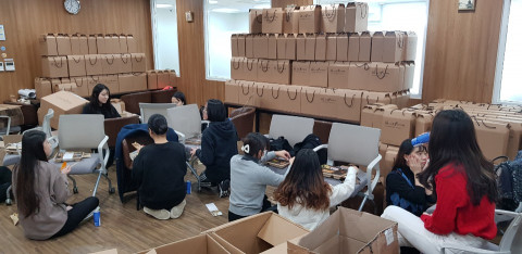 위생 및 활동키트 포장 작업에 몰두한 중고등, 대학생 상담봉사동아리 청소년들