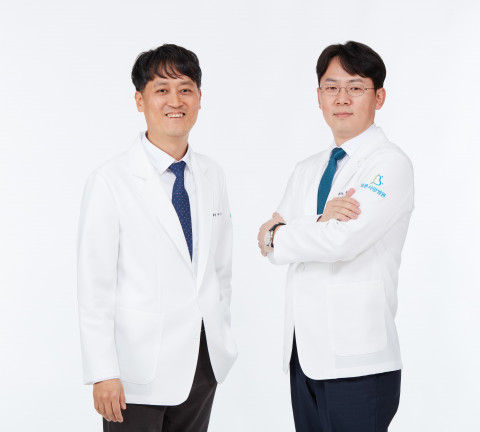 왼쪽부터 배의정, 문홍교 원장