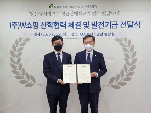 W쇼핑과 성균관대학교의 업무 협약식에서 왼쪽부터 W쇼핑 방선홍 상무와 성균관대학교 신동렬 총장이 기념촬영을 하고 있다