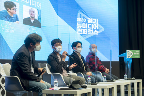 두 번째 세션의 ‘창작자와 플랫폼이 말하는 뉴미디어’ 토크쇼에서 웨이브 노동환 팀장이 발언하고 있다