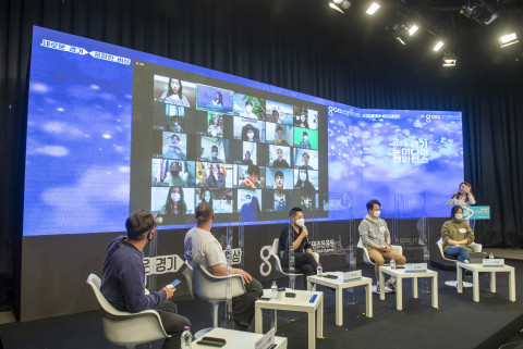 네 번째 세션의 ‘건전한 뉴미디어 생태계 조성을 위한 크리에이터의 역할’ 토크쇼에서 온라인 패널들이 대화를 이어가고 있다