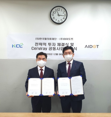 왼쪽부터 한국필의료재단 김성호 이사장과 아이도트 정재훈 대표가 아이도트 회의실에서 투자 계약식 및 공동 사업 협약식 이후 기념 촬영을 하고 있다