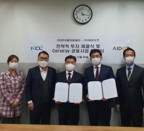 왼쪽부터 아이도트 장정윤 차장, 한국필의료재단 정영묵 이사, 김성호 이사장, 아이도트 정재훈 대표, 박원준 이사가 투자 계약식 및 공동 사업 협약식 이후 기념 촬영을 하고 있다