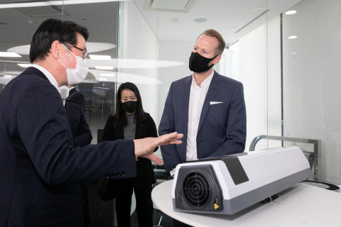 아우디폭스바겐코리아의 폭스바겐 부문 슈테판 크랍 사장이 세스코 UV파워공기살균기에 대한 설명을 듣고 있다