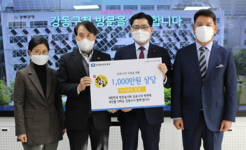 왼쪽부터 이향숙 강동구 보건소장, 하태식 한돈자조금 위원장, 이정훈 서울 강동구청장, 김구회 남북교류문화협회장이 한돈세트 지원 기념식을 갖고 기념촬영을 하고 있다