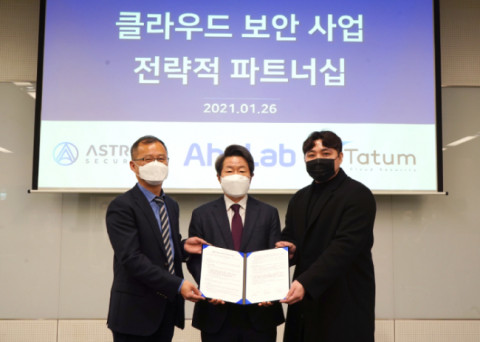왼쪽부터 아스트론시큐리티 조근석 대표, 안랩 강석균 대표, 테이텀 양혁재 대표가 업무 협약을 체결하고 기념 촬영을 하고 있다
