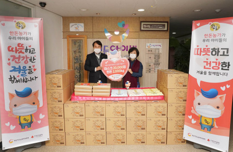 왼쪽부터 하태식 한돈자조금 위원장과 이소영 이든아이빌 원장이 마스크·한돈 전달식을 갖고 기념 촬영을 하고 있다