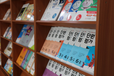 해피기버와 교학사가 저소득 가정 교육지원사업 진행을 위한 업무협약을 체결했다