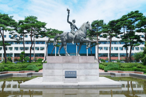 아주대학교의 상징, 선구자상