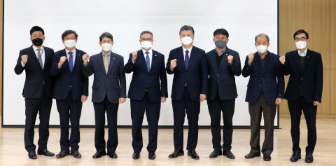 충남연구원이 연구성과의 대외 확산과 정책 실효성을 높이기 위해 개최한 2020년도 연구성과 발표회에서 기념 촬영이 이뤄지고 있다