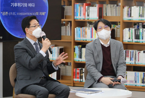 왼쪽부터 양승조 충남도지사와 남성현 서울대 교수가 22일 기후위기와 바다 - 공존의 지혜를 주제로 특강을 가졌다