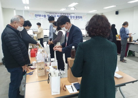 충남도와 충남연구원 농업6차산업센터는 도내 유통 플랫폼 활성화를 위해 안테나숍 및 신규 제품 판매장 입점 품평회를 개최했다