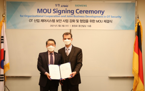 왼쪽부터 정대길 삼정KPMG 컨설팅부문 대표와 토마스 슈미드 한국지멘스 디지털 인더스트리 부문 대표가 MOU를 체결하고 기념 촬영을 하고 있다