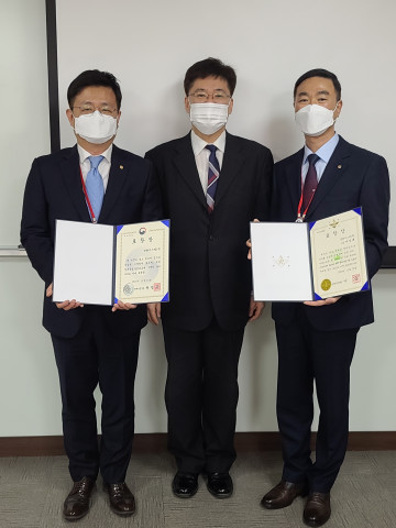 왼쪽부터 지상민 한화시스템 사업운영담당, 박대규 방위사업청 국방기술보호국장, 여상태 한화시스템 보안팀 부장