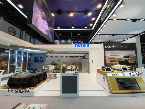 IDEX 2021 방산 전시회에 참가한 현대로템 전시관 전경