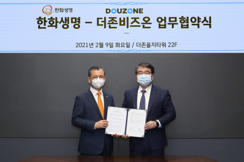 더존비즈온과 한화생명보험이 사업 협력 및 공동 마케팅 추진을 위한 업무제휴 양해각서를 체결한 가운데 왼쪽부터 한화생명보험 여승주 대표와 더존비즈온 김용우 대표가 업무협약서를 교환하