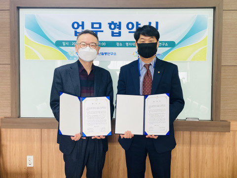 왼쪽부터 명지대학교 청소년활동연구소 권일남 소장, 경기도청소년활동진흥센터 서재범 센터장