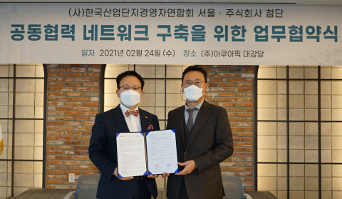 왼쪽부터 KIBA서울 이계우 회장과 첨단 이준원 대표가 업무협약을 체결한 후 기념 촬영을 하고 있다