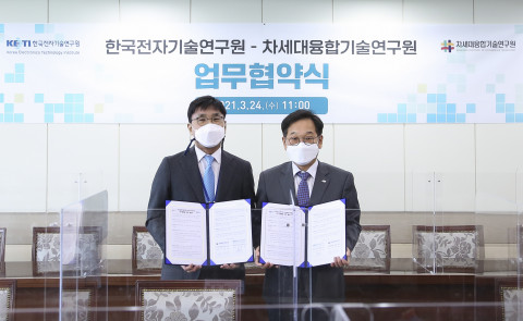 왼쪽부터 차세대융합기술연구원 주영창 원장, 한국전자기술연구원 김영삼 원장