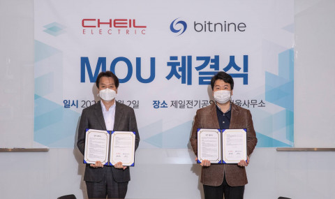 왼쪽부터 제일전기공업 강동욱 대표이사와 비트나인 강철순 대표이사가 업무협약 및 투자계약을 체결하고 기념 촬영을 하고 있다